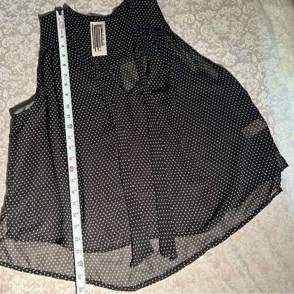 Free People ~ Sleeveless Flowy Black Polka Dot Tie-Bow Blouse in size Medium - Picture 9 of 10